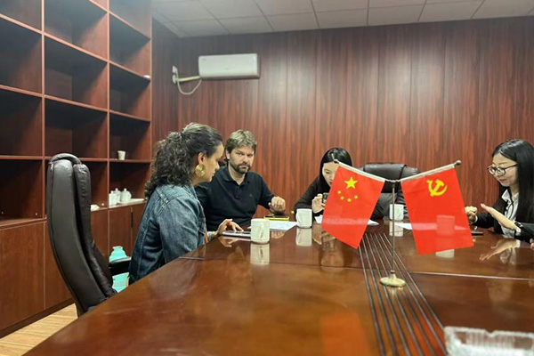 warmly received the important client delegation from Brazil
